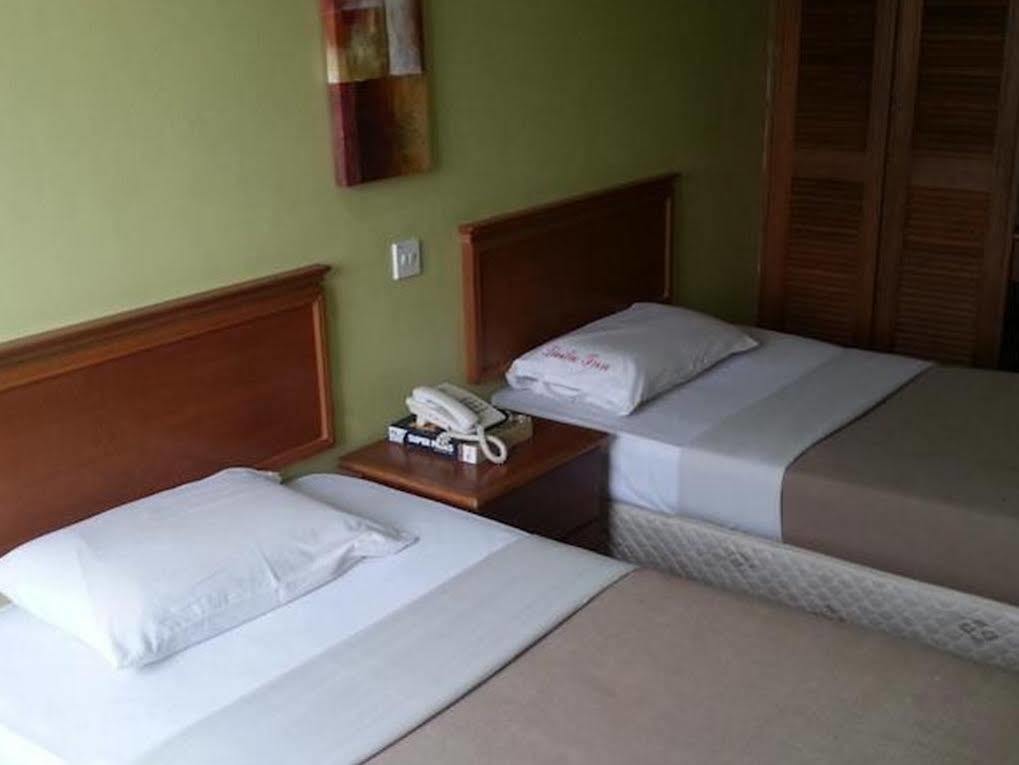 Laila Inn Kuching Bagian luar foto