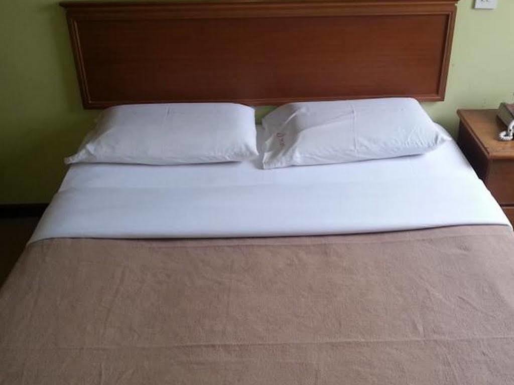 Laila Inn Kuching Bagian luar foto